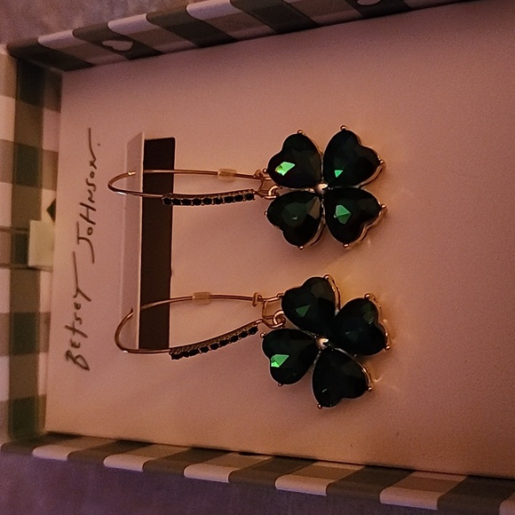 Betsey Johnson Dark💚 Green Clover Earrings/ NWB Dangling Earrings✨️💚☘️ - Picture 8 of 14